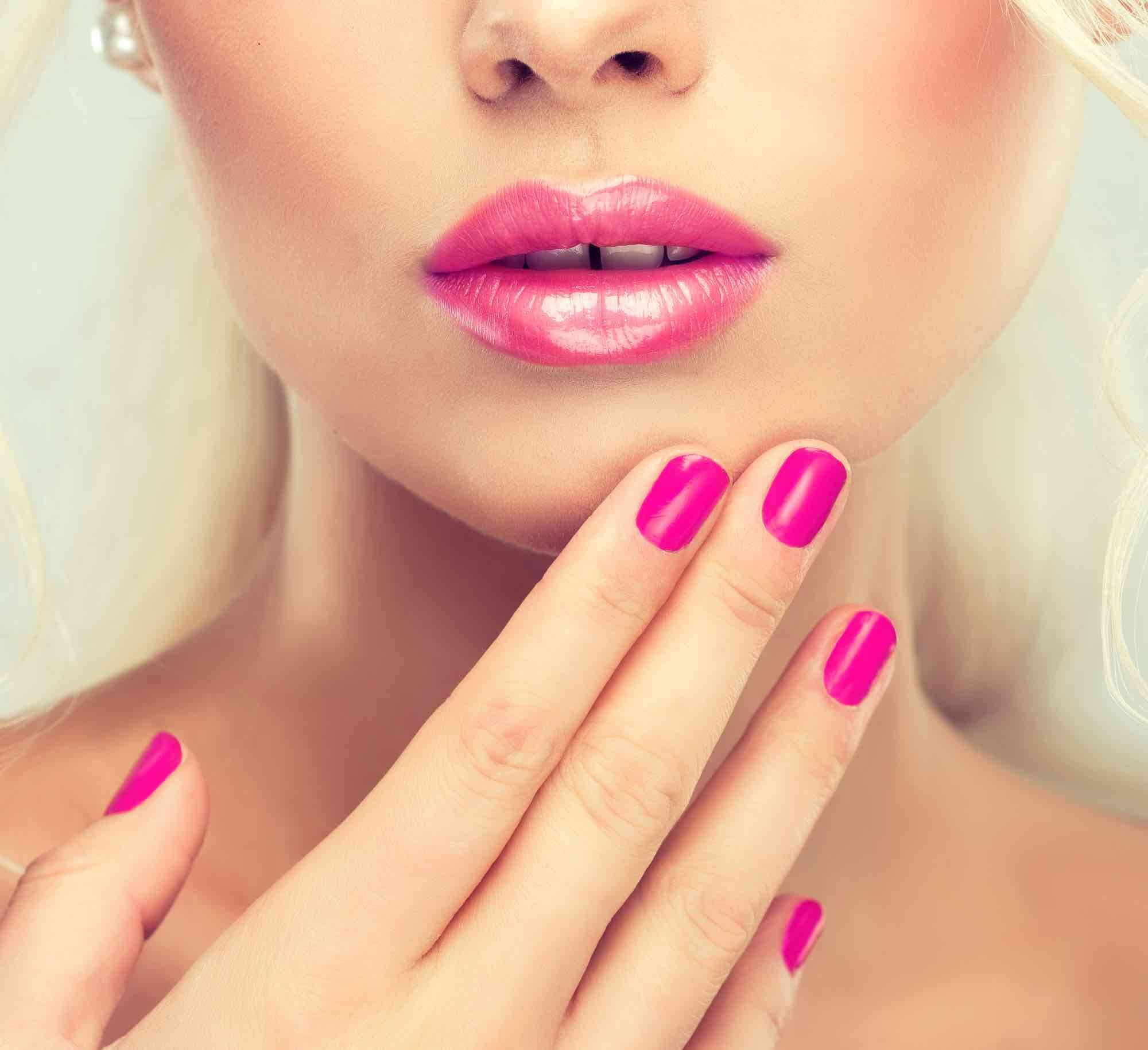 Donker roze nagels