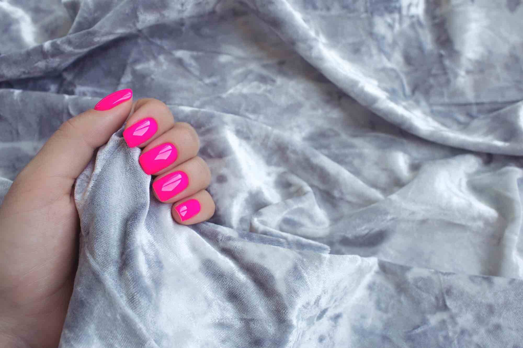 Fel neon roze nagels