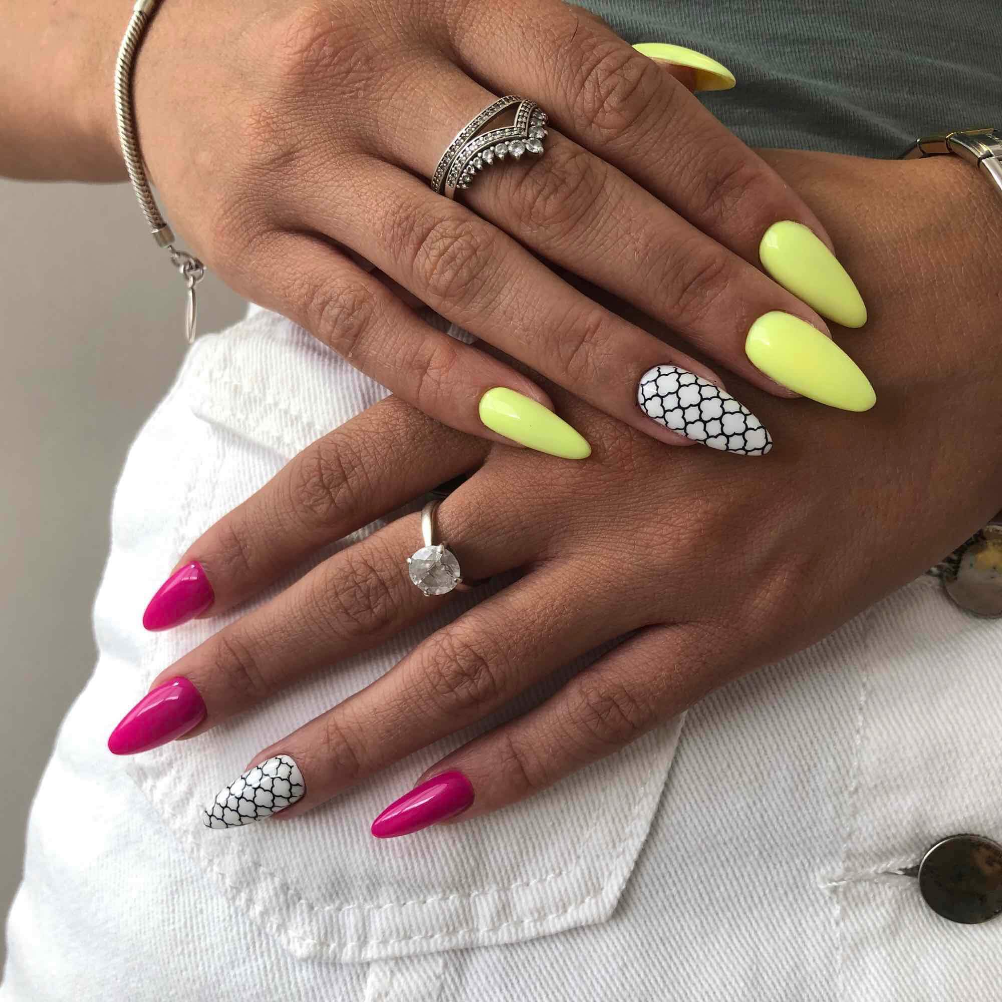 Niet overeenkomende handen nagellak