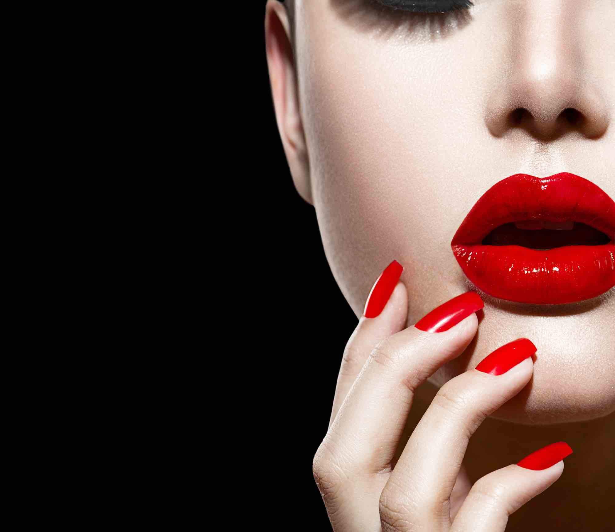 Rode nagellak matchend met lippenstift