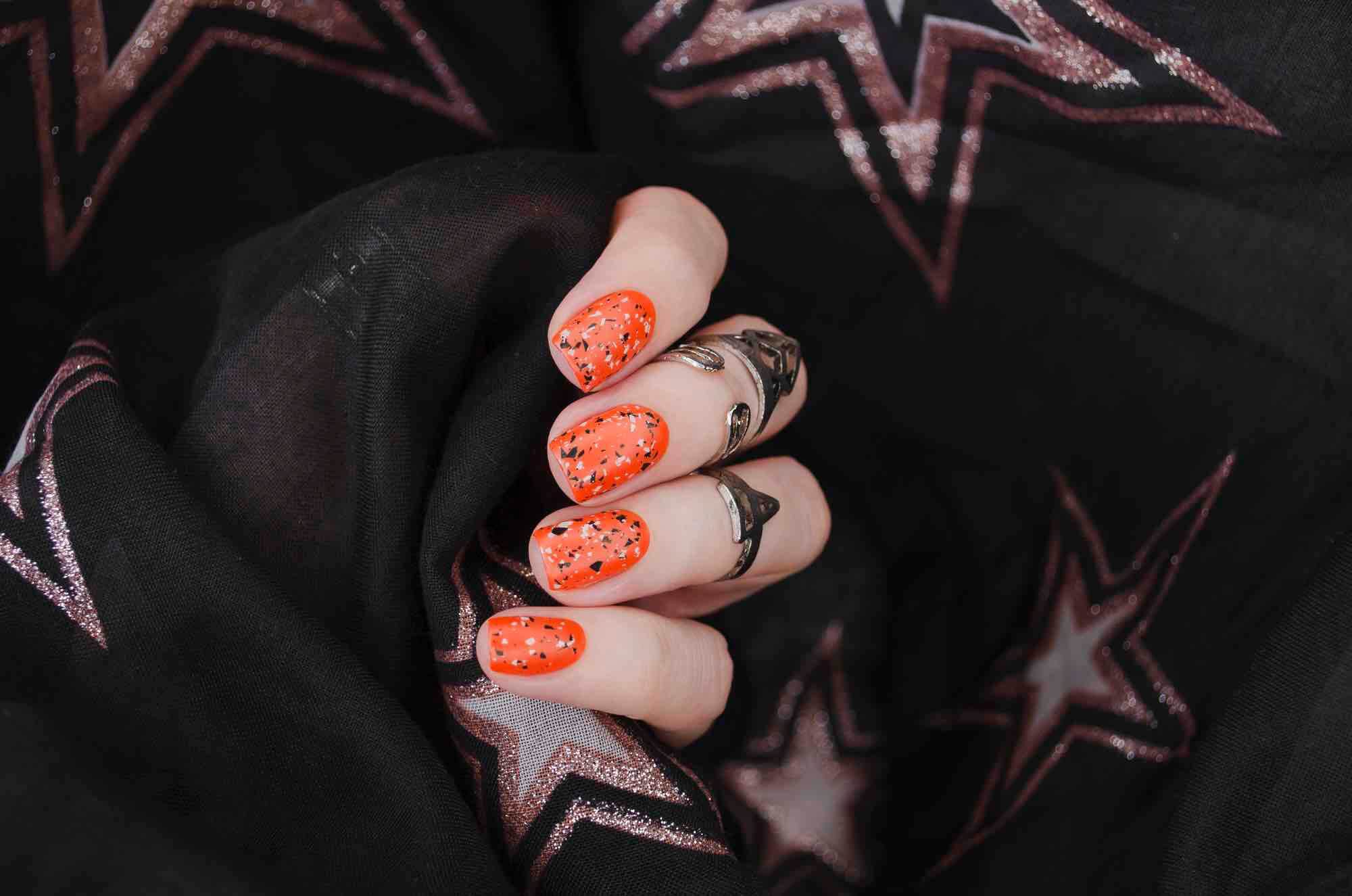 Rood-zwarte nagels met spikkels